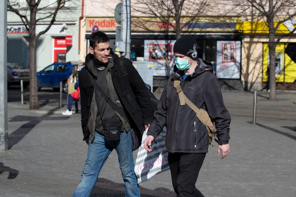 Lidé v Česku nasadili respirátory a roušky. Nechrání se ale zdaleka všichni. (18.3.2020)