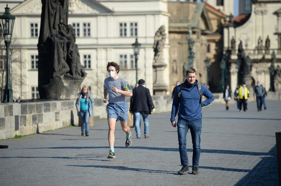 Češi nasadili roušky. Nechrání se ale zdaleka všichni. (18.3.2020)