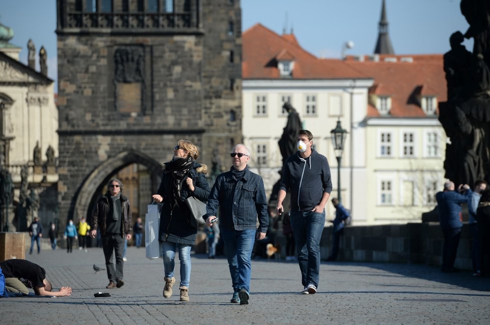 Češi nasadili roušky. Nechrání se ale zdaleka všichni. (18.3.2020)