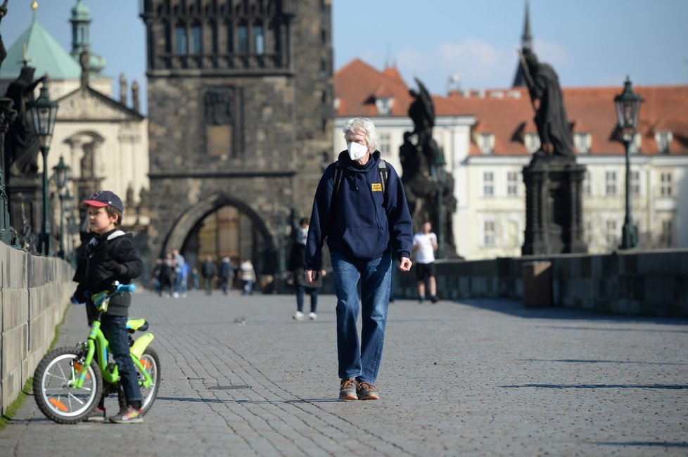 Češi nasadili roušky. Nechrání se ale zdaleka všichni. (18. 3. 2020)