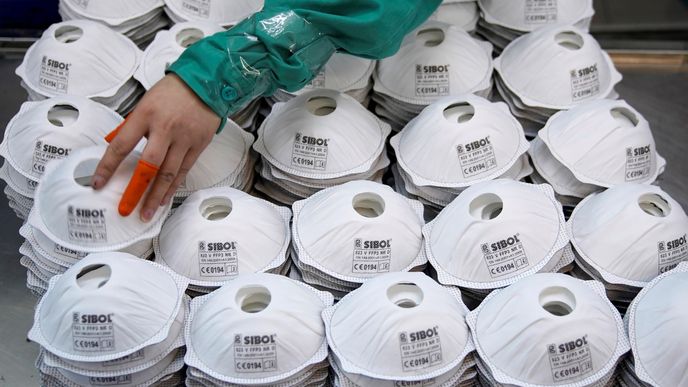 Tisíce zdravotních pomůcek, které se nyní vyrábí v Shangaii (18.3.2020)