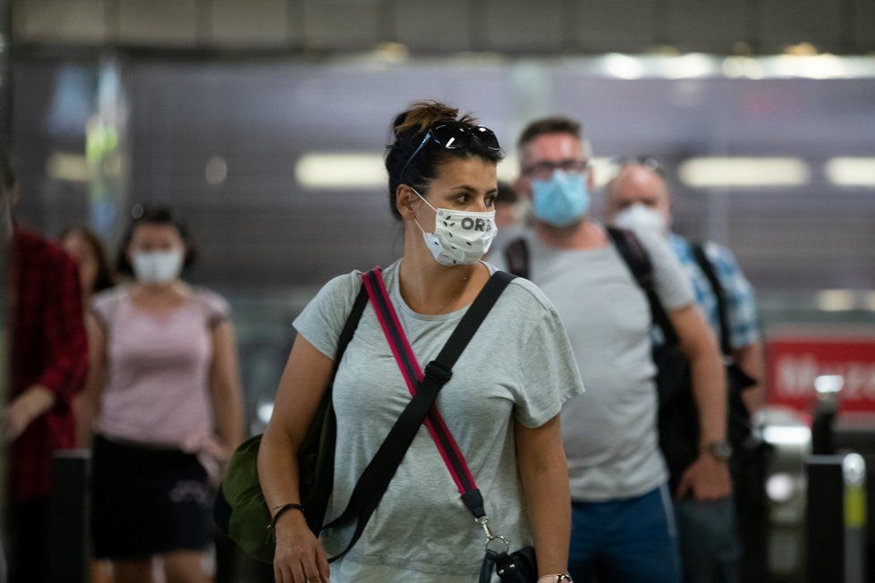 Někteří lidí nosí roušky preventivně i v tramvajích.