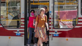 Někteří lidí nosí roušky preventivně i v tramvajích.