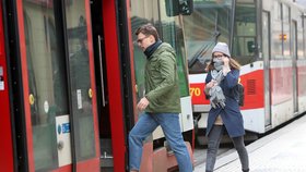 Někteří lidí nosí roušky preventivně i v tramvajích.