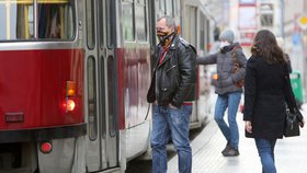 Někteří lidé nosí roušky preventivně i v tramvajích.