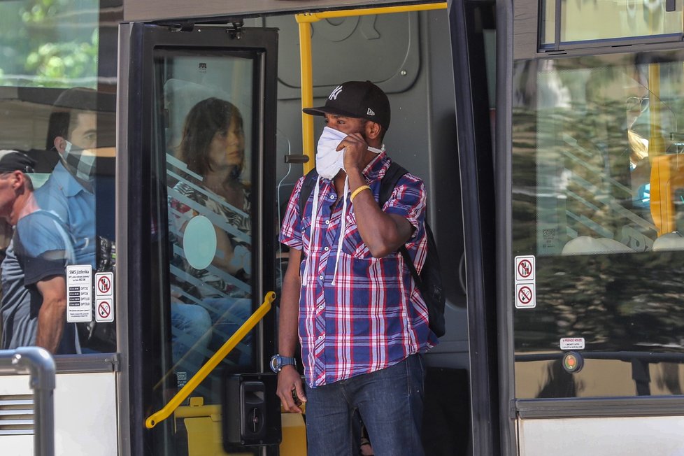 Někteří lidí nosí roušky preventivně i v tramvajích.