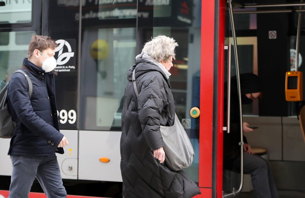 Někteří lidí nosí roušky preventivně i v tramvajích.