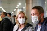 Pasažéři na letišti mají kvůli nákaze koronavirem masky (4. 2. 2020).