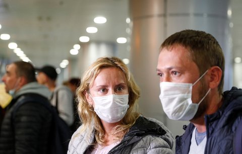 Český pár z Kanady v Praze uvěznil koronavirus: Doma na ně čekají vnoučata, kterým zemřeli rodiče