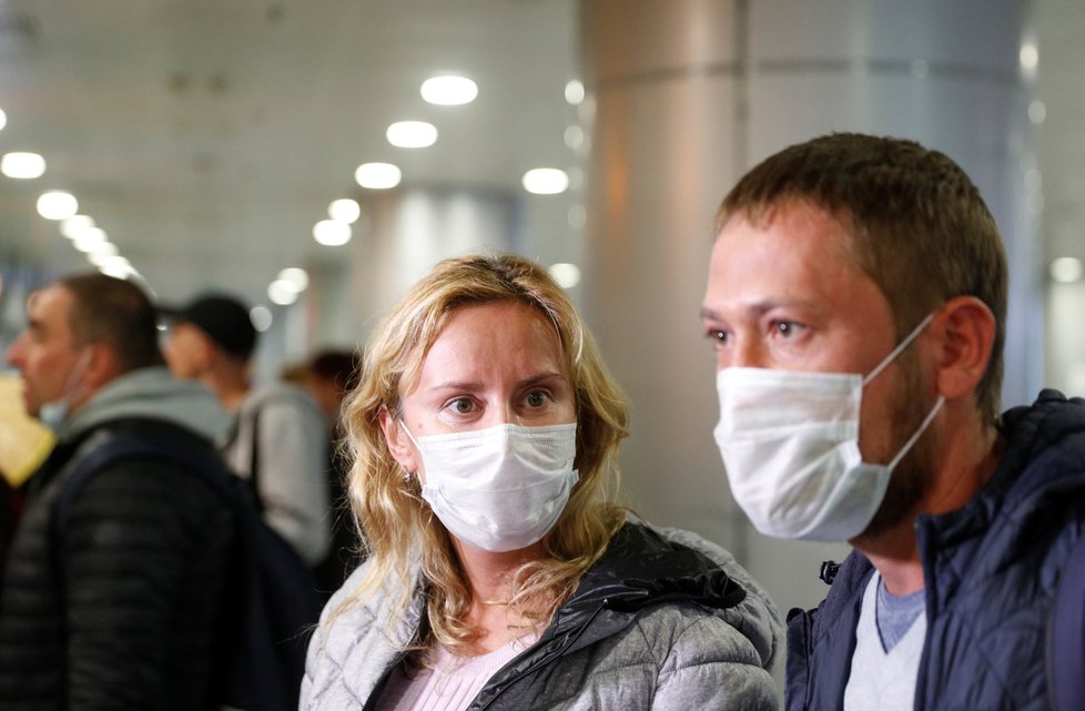Pasažéři na letišti mají kvůli nákaze koronavirem masky (4. 2. 2020).