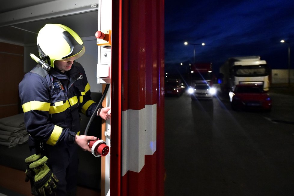 Přípravy k namátkovým kontrolám řidičů na hraničních přechodech v souvislosti s koronavirem: Speciální kontejner pro nouzové přežití (8. 3. 2019)