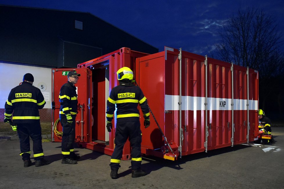 Přípravy k namátkovým kontrolám řidičů na hraničních přechodech v souvislosti s koronavirem: Speciální kontejner pro nouzové přežití. (8. 3. 2019)