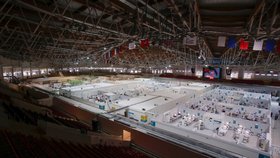 Rusko zprovoznilo dočasnou nemocnici na zimním stadionu v Moskvě.