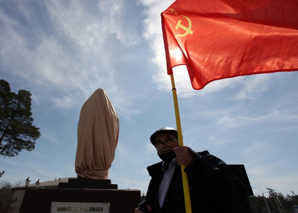 Rusové se i přes restrikce sešli u odkrytí Leninova nového památníku, (22.04.2020).