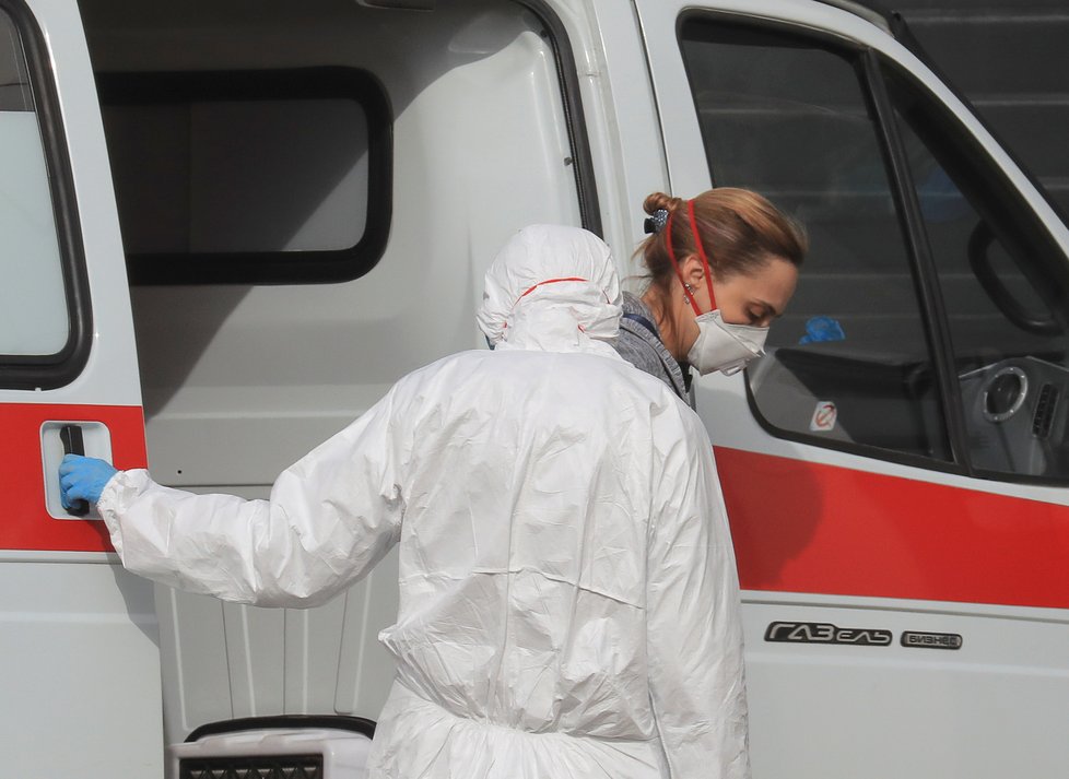 Během pandemie koronaviru platí přísná bezpečnostní a karanténní opatření po celém světě. Na snímku pacientka s potvrzeným koronavirem v Moskvě (19. 03. 2020).