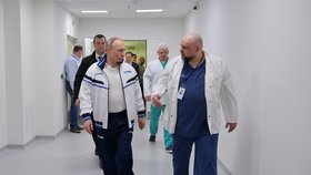 Ruský prezident Putin navštívil pacienty nakažené koronavirem. Na snímku s primářem Denisem Procenkem.