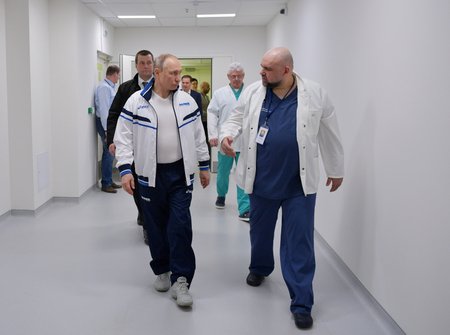 Ruský prezident Putin navštívil pacienty nakažené koronavirem. Na snímku s primářem Denisem Procenkem.