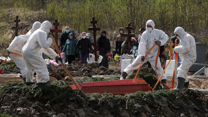 Koronavirus v Rusku: Pohřeb obětí nedaleko Petrohradu - ilustrační snímek