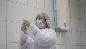 Koronavirus v Rusku: Očkování ruskou experimentální vakcínou.