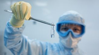 Ruská vakcína má nadějné výsledky, píše prestižní medicínský magazín The Lancet