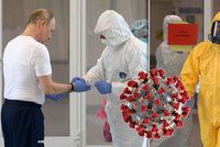 Prezident Putin v ochranném obleku navštívil nakažené. Zeman mezi lidi nevychází