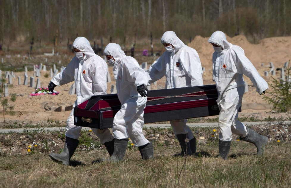 Pohřby obětí koronaviru v Rusku.