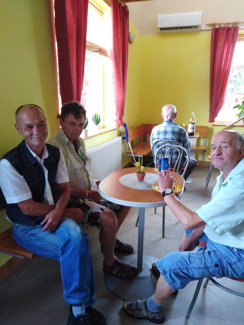 V domově pro klienty s duševním postižením v Šanově na Znojemsku se o šest desítek pacientů stará 44 lidí.