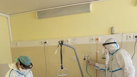 Lékaři a sestry pečují v Nemocnici Milosrdných bratří v Brně pečují o pacienty s covidem-19.