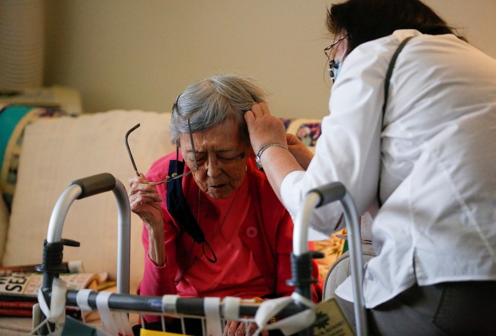 Po roce první návštěvy v domově důchodců Nikkei Manor, Seattle, stát Washington.