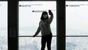 Lidé s rouškami na rozhledně N Seoul Tower v hlavním městě Jižní Koreje