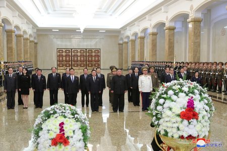 Kim Čong-un se sestrou Kim Jo-čong a dalšími straníky na ceremoniálu připomínající 9. výročí smrti jeho otce Kim Čong-ila.