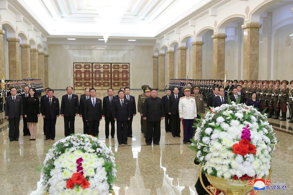 Kim Čong-un se sestrou Kim Jo-čong a dalšími straníky na ceremoniálu připomínající 9. výročí smrti jeho otce Kim Čong-ila.