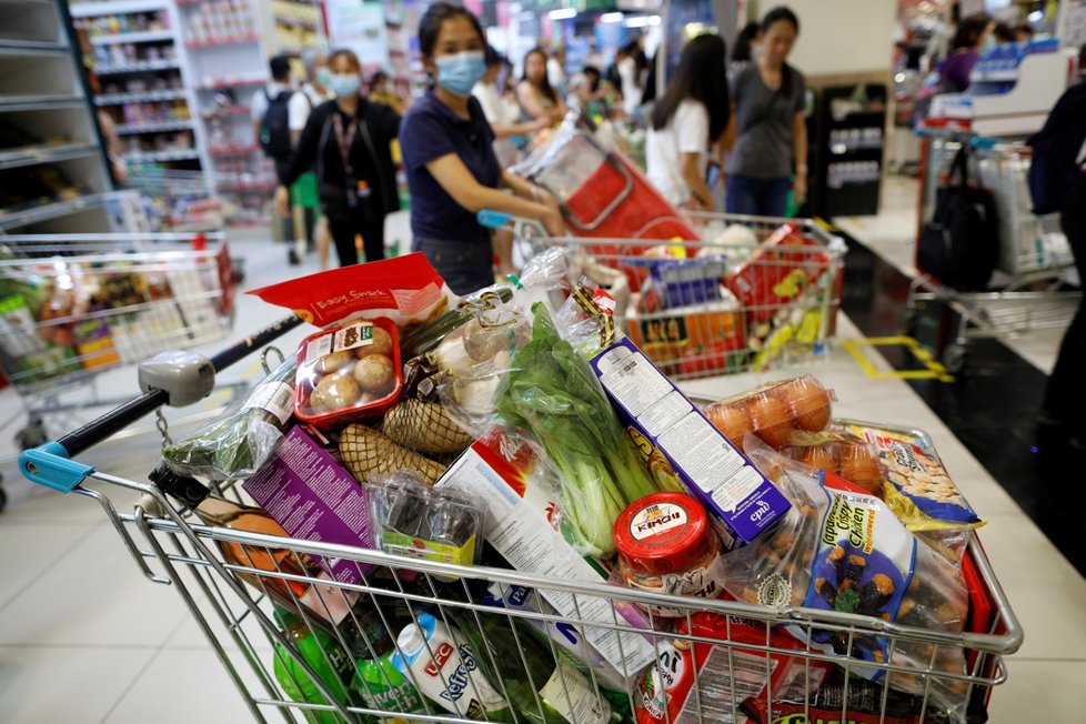 Lidé v panice nakupují zásoby poté, co singapurská vláda oznámila, že na měsíc zavře obchody (3. 4. 2020).