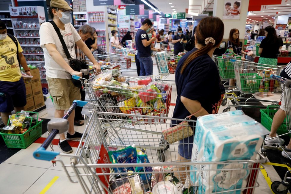 Lidé v panice nakupují zásoby poté, co singapurská vláda oznámila, že na měsíc zavře obchody (3. 4. 2020).
