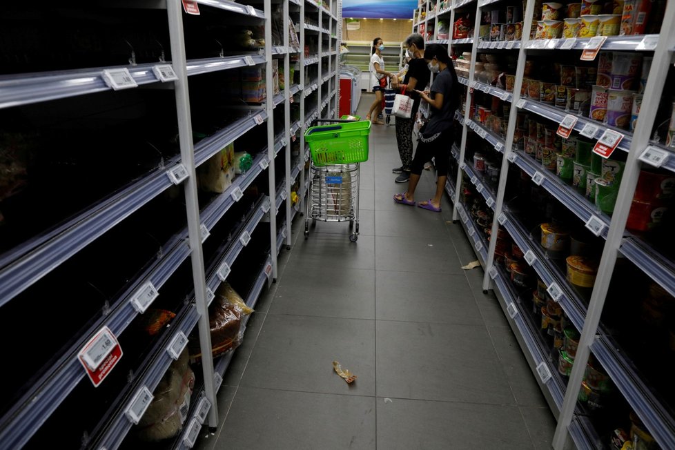 Lidé v panice nakupují zásoby poté, co singapurská vláda oznámila, že na měsíc zavře obchody. (3.4.2020)