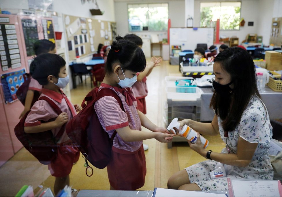 Předškolní děti v Singapuru: Roušky jako povinná výbava i ve třídě (2. 6. 2020)