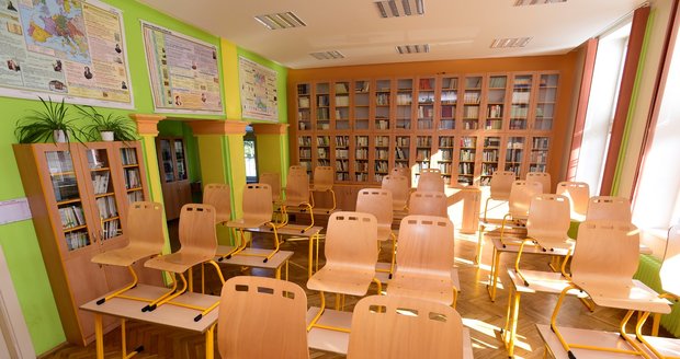 Koronavirus zavřel další školu: Studenty Masarykova gymnázia v Plzni čeká distanční výuka 