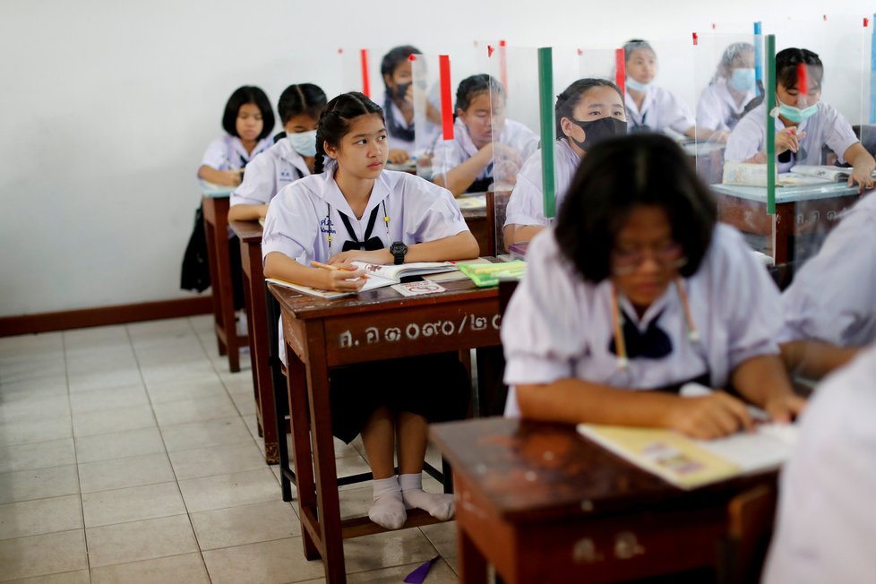Koronavirus v Thajsku: Thajské děti jsou v lavicích odděleny plexiskly.