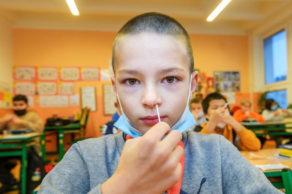 Děti z 10. základní školy Plzeň se testovaly  22. listopadu 2021 antigenními testy na zjištění případného onemocnění covid-19.