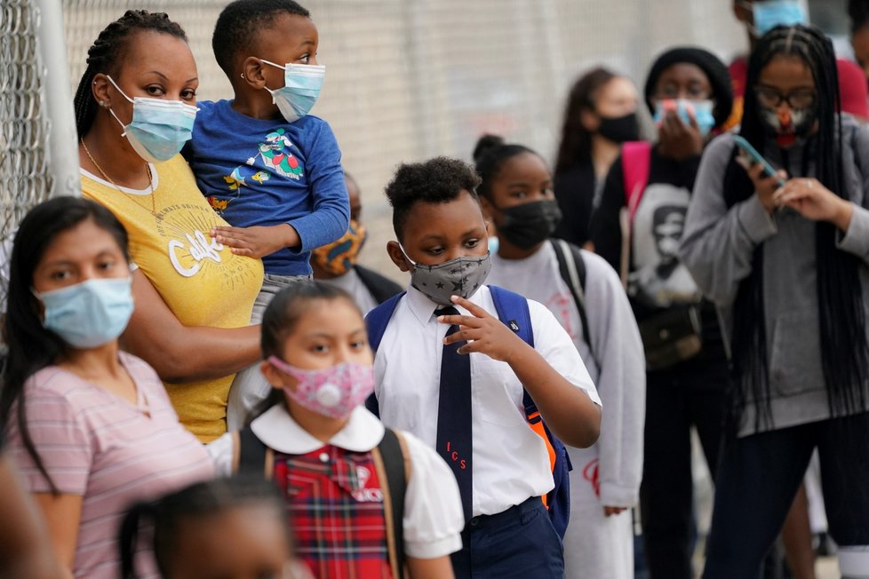 Žáci newyorských základních škol se dnes vrací do lavic. Do škol nechodili kvůli obavám z šíření koronaviru. Obnovení prezenční výuky na středních školách je naplánované na čtvrtek. (29. 9. 2020)