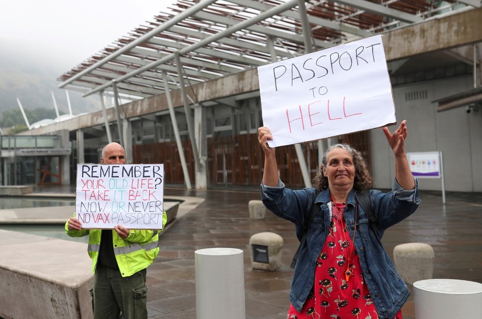 Koronavirus ve Skotsku: Protest proti opatřením a očkování proti covidu-19 v Edinburghu