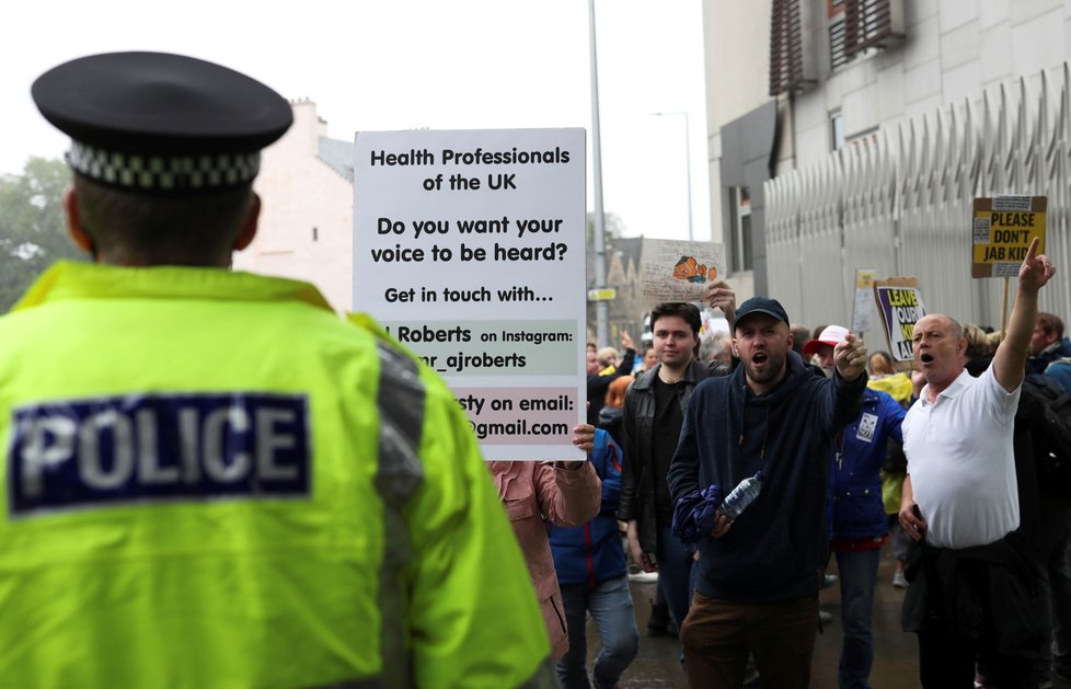 Koronavirus ve Skotsku: Protest proti opatřením a očkování proti covidu-19 v Edinburghu