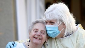 Koronavirus ve Skotsku: Skotové rozvolnili opatření v domovech důchodců, povolili návštěvy, (2.03.2021).