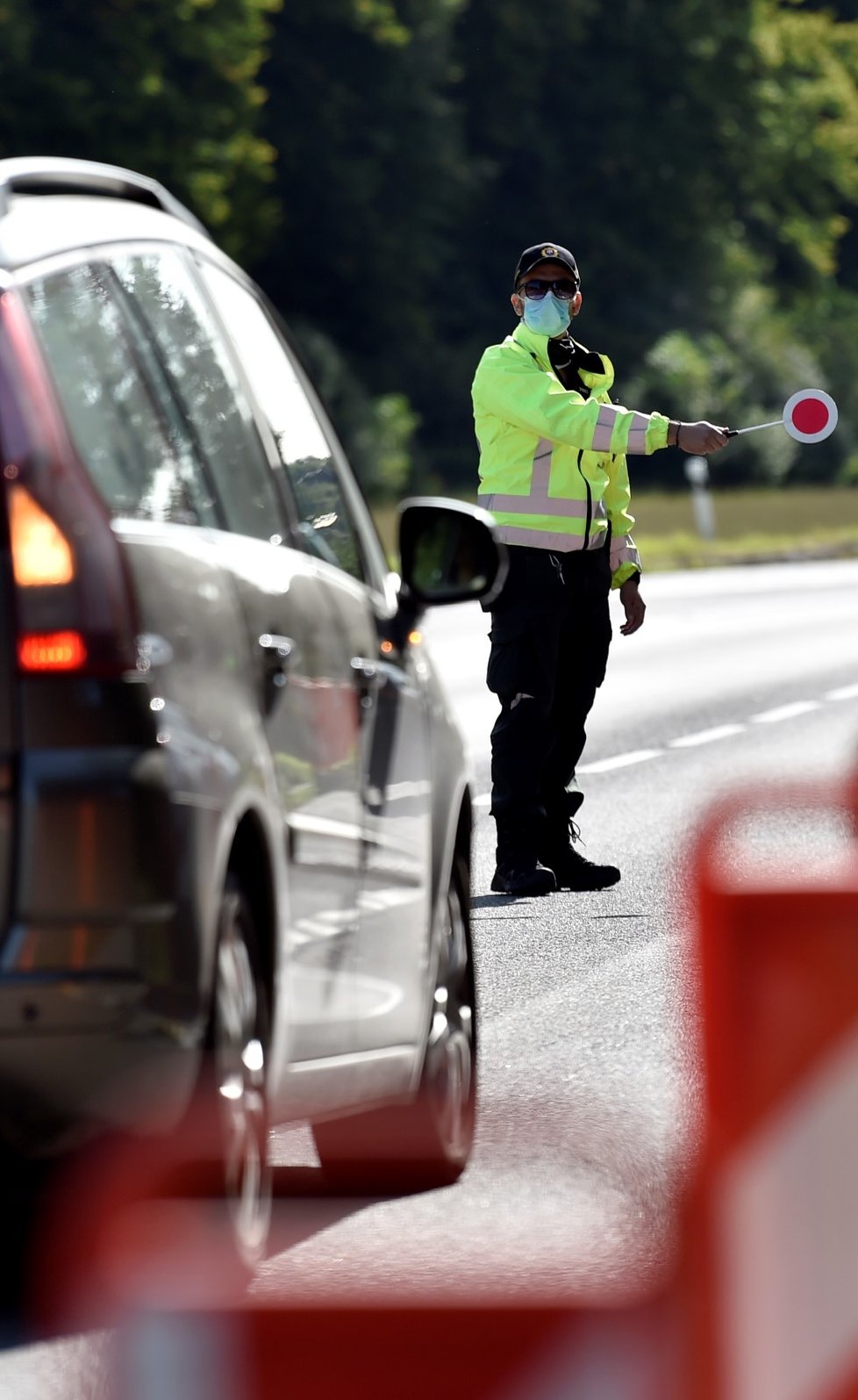 Slovenská policie 18. září 2020 kontroluje cestující na hraničním přechodu Starý Hrozenkov - Drietoma na Uherskohradišťsku.