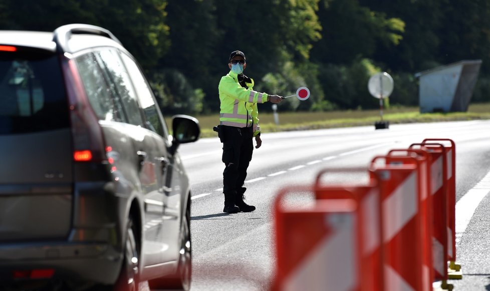 Slovenští policisté 18. září 2020 kontrolují cestující na hraničním přechodu Starý Hrozenkov - Drietoma na Uherskohradišťsku.