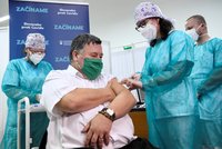 U sousedů spustili očkování. První vakcínu dostal známý lékař, přidá se i Čaputová