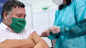 Slovensko zahájilo očkování proti covidu-19. Jako první Slovák byl ve Fakultní nemocnici Nitra očkován profesor Vladimír Krčméry.