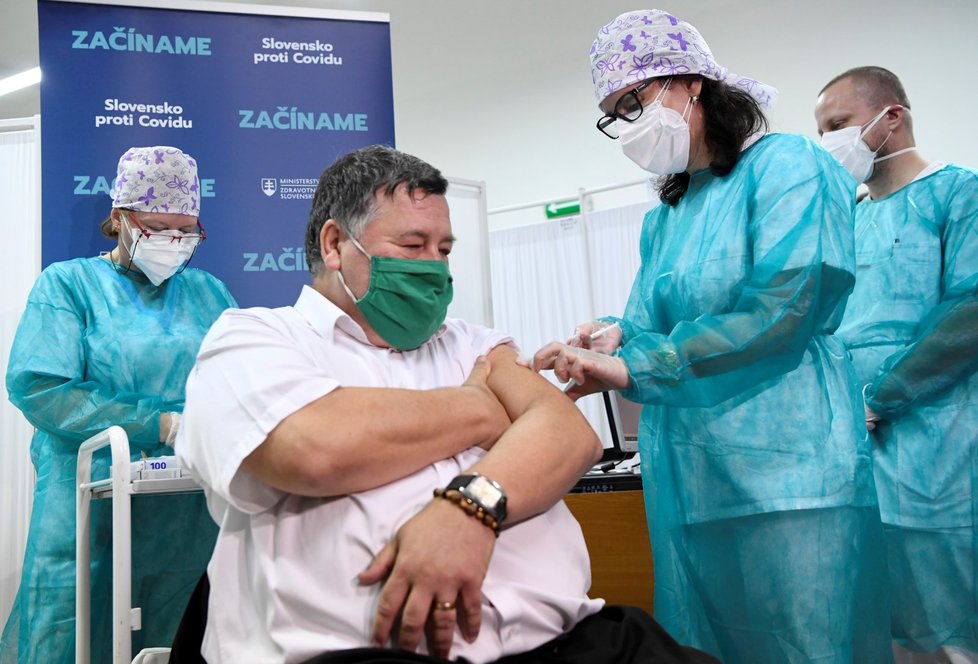 Slovensko zahájilo očkování proti covidu-19. Jako první Slovák byl ve Fakultní nemocnici Nitra očkován profesor Vladimír Krčméry