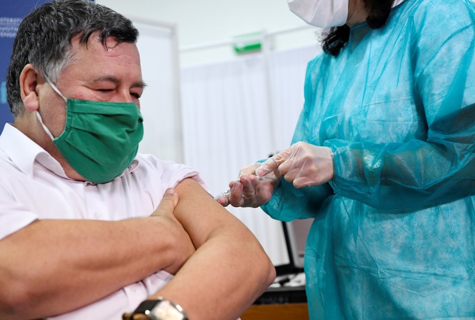Slovensko zahájilo očkování proti covidu-19. Jako první Slovák byl ve Fakultní nemocnici Nitra očkován profesor Vladimír Krčméry