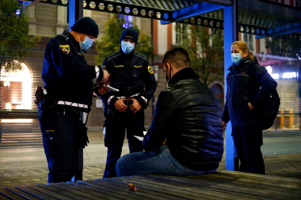 Policie dohlíží na dodržování opatření ve Slovinsku.
